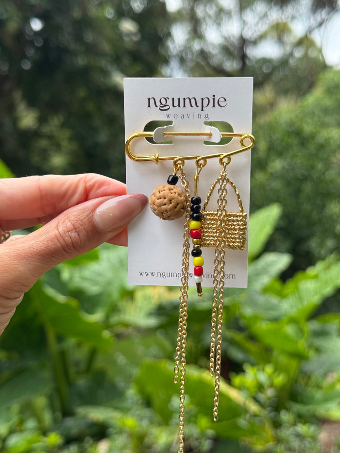 Ngumpie brooch