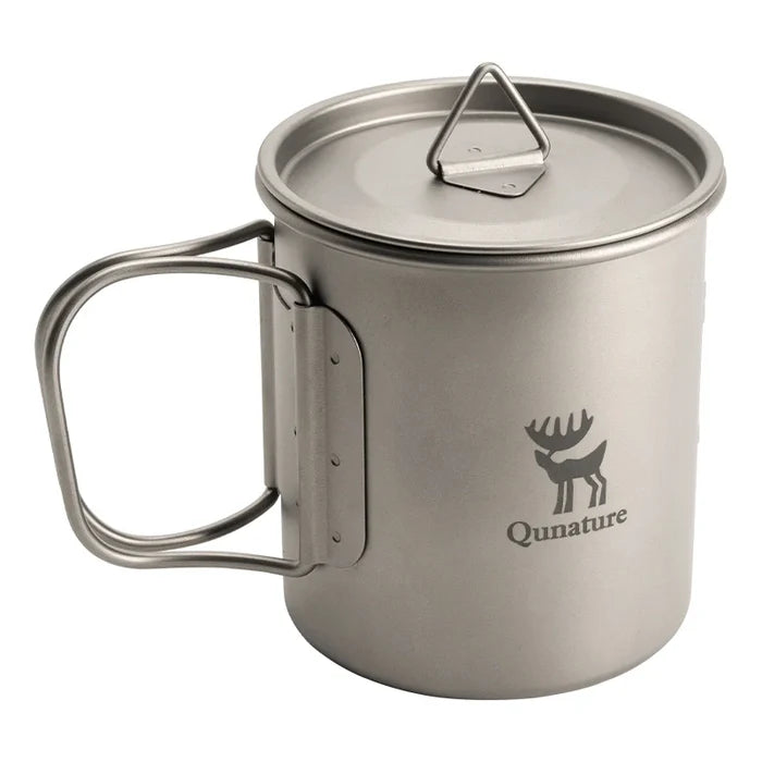 Stainless steel mug with lid and Qunature logo on a white background